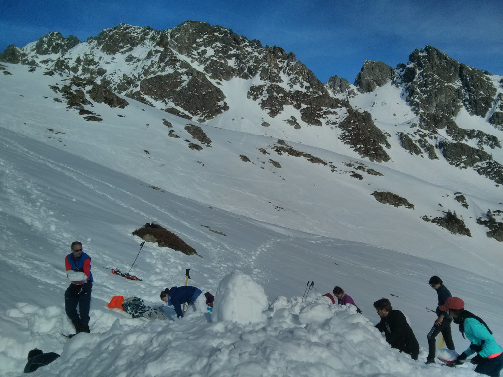 construction en cours des igloos en Belledonne